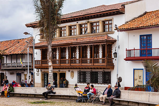 colombia - architettura coloniale sulla piazza della città di zipaquira - shingle bank foto e immagini stock