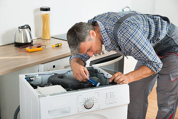 handyman sprawdzanie pralka z latarką - repairing appliance clothes washer repairman zdjęcia i obrazy z banku zdjęć