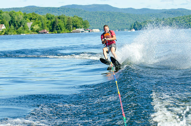 uomo in pantaloncini e t-shirt sci nautico - water ski foto e immagini stock