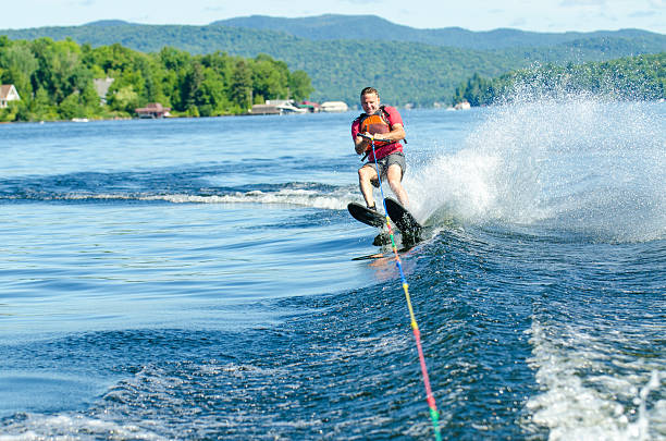 ショートパンツとtシャツの水上スキーの男 - water ski ストックフォトと画像