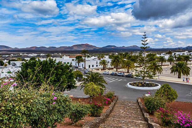 yaiza, un pequeño pueblo pintoresco en la isla de lanzarote, timanfaya - parque nacional de timanfaya fotografías e imágenes de stock