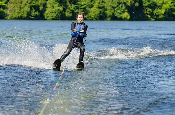 ウェットスーツの水上スキーと笑顔の女性 - water ski ストックフォトと画像
