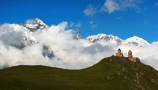 alte gergeti kirche in der nähe von kazbegi, kaukasus-gebirge, georgien - kazbek stock-fotos und bilder