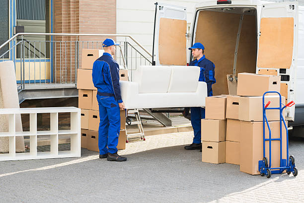 movers проведение диван вне грузовика на улице - moving service стоковые фото и изображения