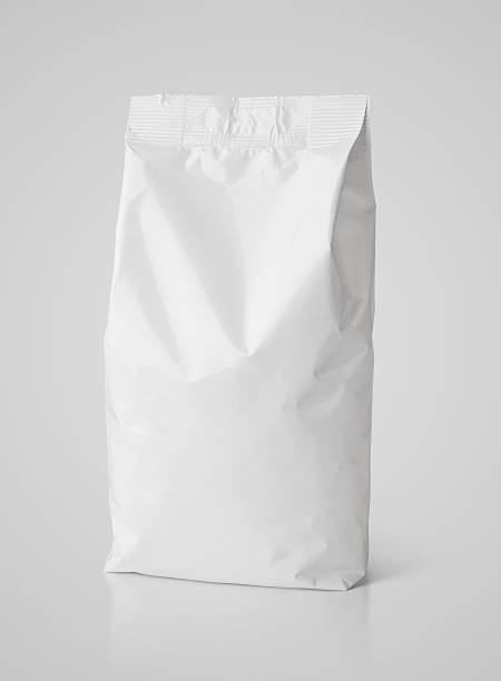 paquete de bolsa de papel blanco en blanco snack en gris - paper bag packaging blank package fotografías e imágenes de stock