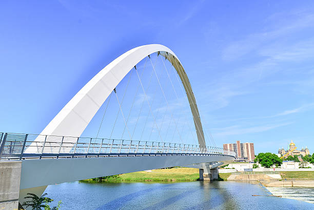 istock Modern Walking Bridge and Capitol Building in Des Moines, Iowa 591430862
