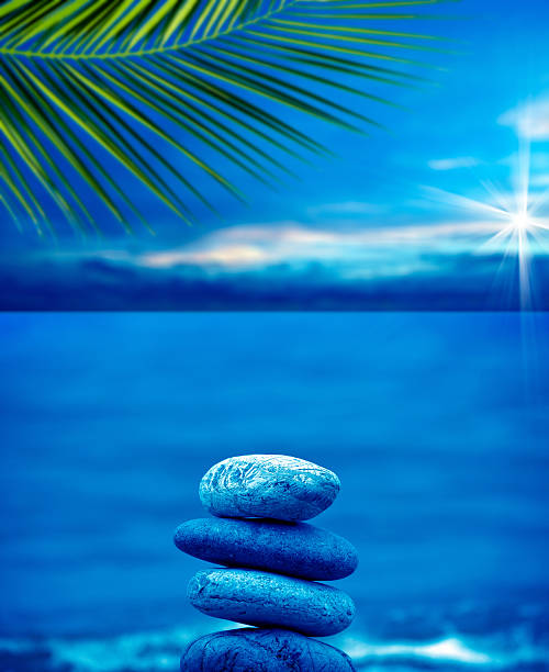 pilha de pedra na praia - stone wellbeing zen like blue - fotografias e filmes do acervo