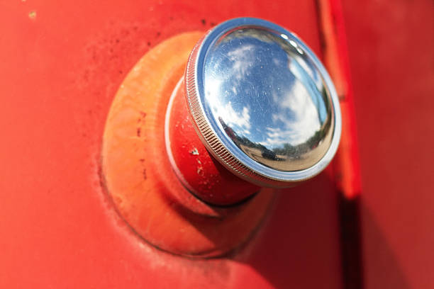 gas tank auf vintage orange-red pick-up truck (close-up) - close up truck pick up truck gear stock-fotos und bilder