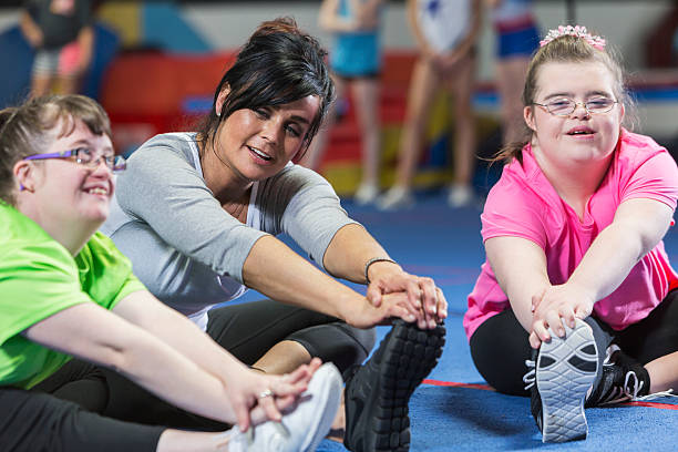 instructeur de remise en forme en collaboration avec des besoins spéciaux pour les filles - disabled teenager adolescence physical impairment photos et images de collection