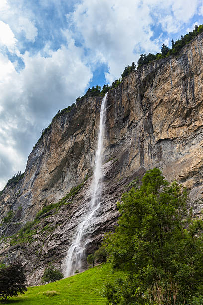 ラウターブルンネン渓谷のシュタウブバッハフォール滝 - jungfrau waterfall tree nature ストックフォトと画像