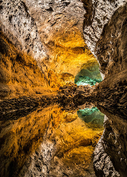 illusion d’optique à cueva de los verdes sur lanzarote, espagne - lanzarote canary islands volcano green photos et images de collection