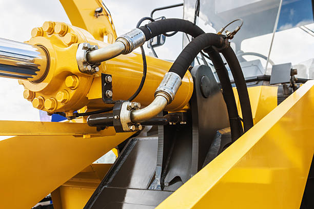 hydraulique tracteur jaune - plateforme hydraulique photos et images de collection