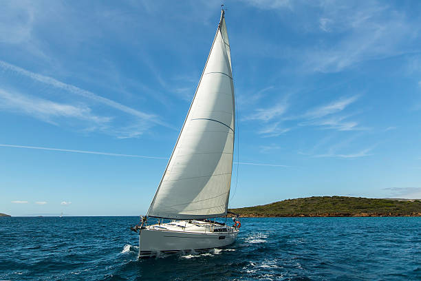 yacht a vela con vele bianche nel mar egeo. - sailboat foto e immagini stock