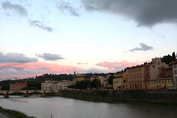 アルノ川とポンテ・アレ・グラツィエの夕日、フィレンツェイタリア - sommergewitter ストックフォトと画像