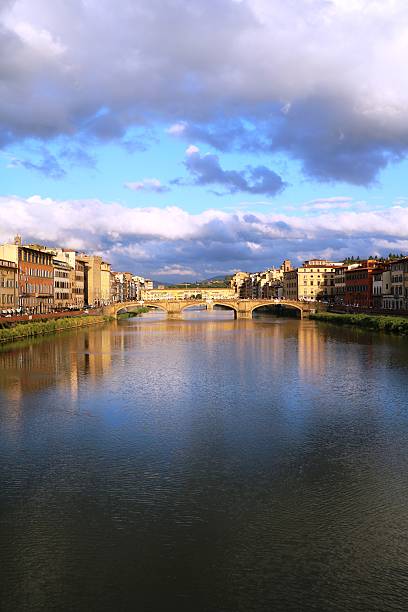 フィレンツェのアルノ川、イタリア、サンタトリニータ橋を望む - sommergewitter ストックフォトと画像