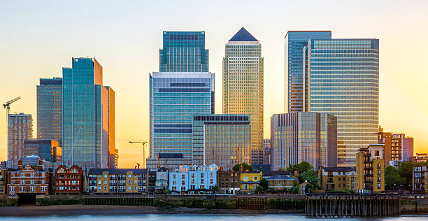 canary wharf in london at sunset - canary wharf built structure building exterior construction imagens e fotografias de stock