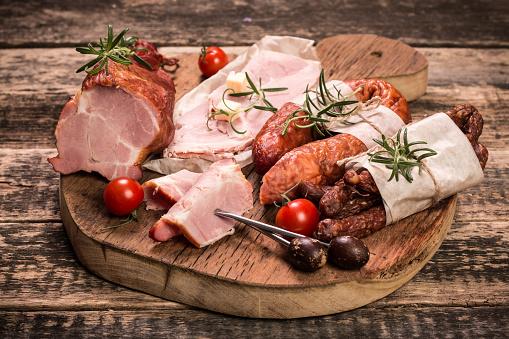 Bandeja de Antipasto de catering y salami y carne en la madera photo