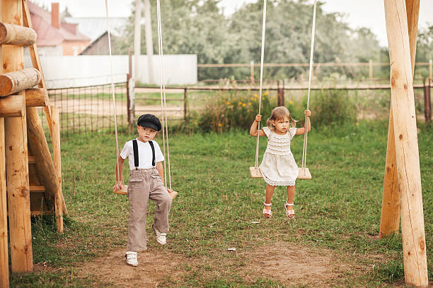 Bambini felici all’aperto. - foto stock