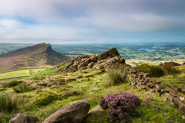 The Peaks Magnificent landscape of rock formations and moorland at The Roaches in the Peak District in Derbyshire, a stunning area of great natural beauty covering 555 square miles across central England peak district national park photos stock pictures, royalty-free photos & images