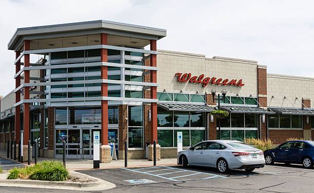 Walgreens Rochester Hills, Michigan, USA - August 18, 2016: The Walgreens on North Rochester Road in Rochester Hills, Michigan. Walgreens was founded in 1901 in Chicago, Illinois and has grown to over 8000 locations and is the largest chain of drugstores in the United States. walgreens stock pictures, royalty-free photos & images