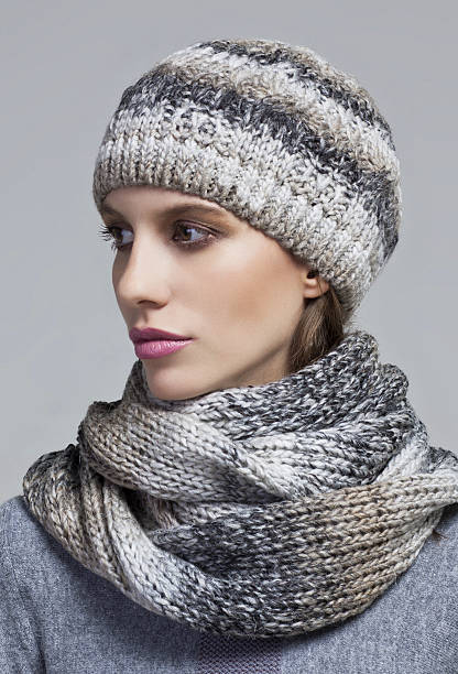 moda de invierno - fashion model women cleavage human hair fotografías e imágenes de stock