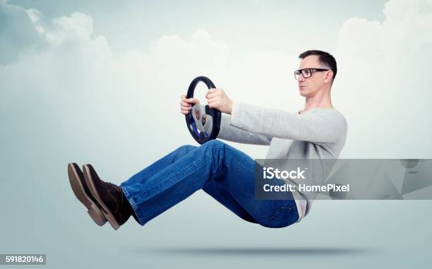 Mann In Brille Fährt Auto Mit Lenkrad Stockfoto und mehr Bilder von Fahren - Fahren, In der Luft schwebend, Auto