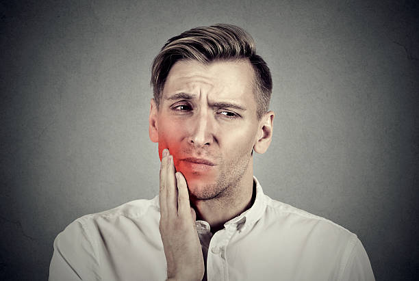 mann mit empfindlichen zahnschmerzen problem schmerzen - abszess stock-fotos und bilder