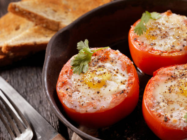 ovos cozidos em tomates - sunnyside - fotografias e filmes do acervo
