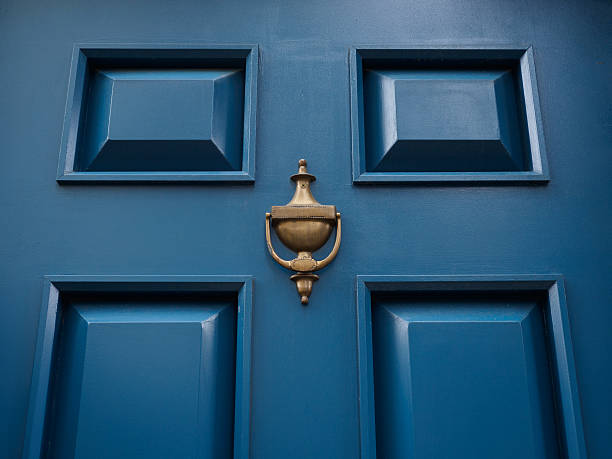 azul de puerta - aldaba fotografías e imágenes de stock