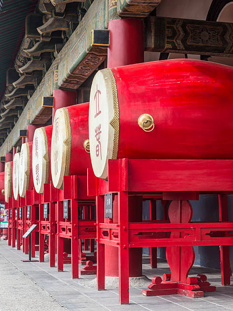 trommeln in den bell tower in xian - xian tower drum china stock-fotos und bilder