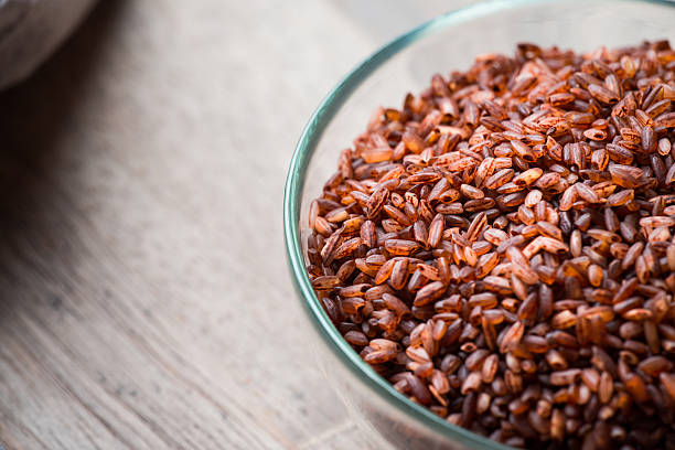 arroz en un tazón  - dishware brown rice rice variation fotografías e imágenes de stock