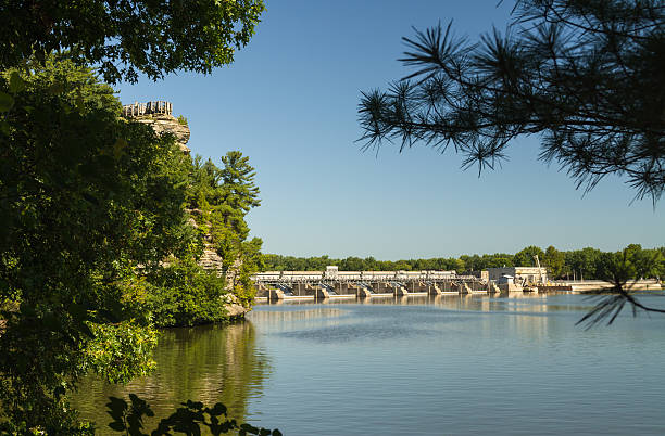 istock Overlook and dam on the Illinois River. 591831672