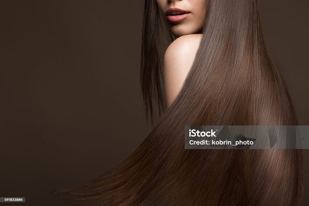 Schöne Brünette Mädchen in Bewegung mit einem perfekt glatte Haar - Lizenzfrei Langes Haar Stock-Foto