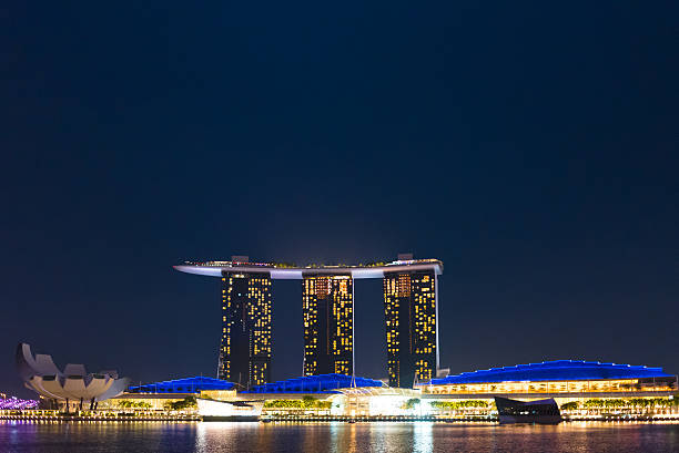 marina bay punto de referencia de singapur - merlion singapore marina bay lighting equipment fotografías e imágenes de stock