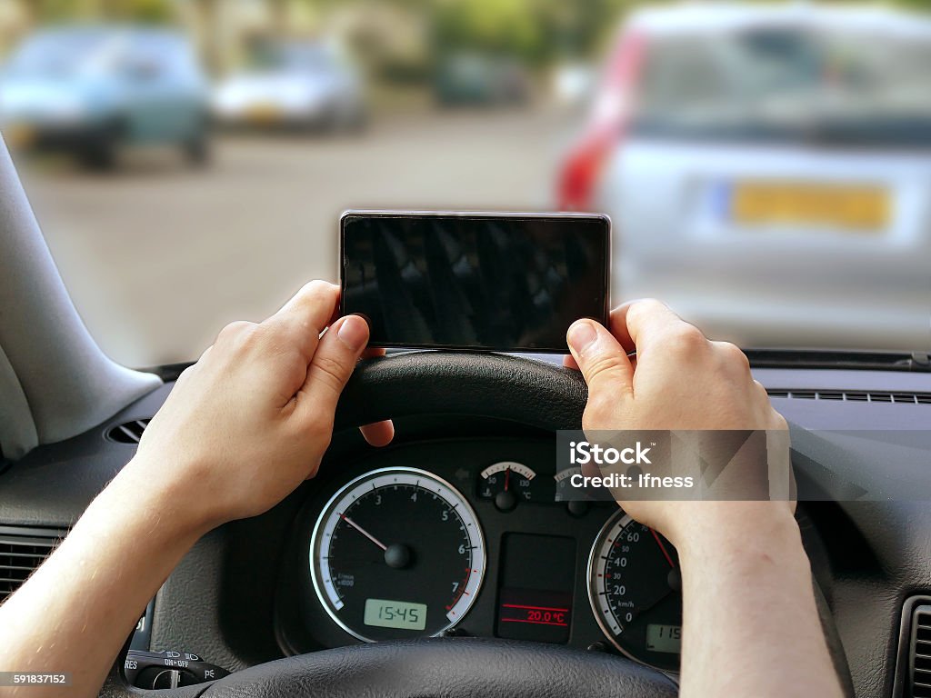 Uso del teléfono celular mientras se conduce. Concepto de conducción peligrosa. - Foto de stock de Adolescencia libre de derechos