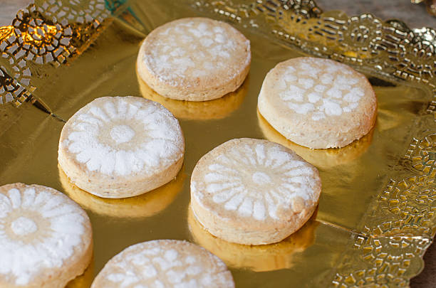 mantecados y polvorones, dulces navideños típicos españoles. - estepa fotografías e imágenes de stock