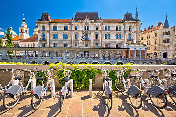 arquitectura de liubliana y bicicletas turísticas - east facade fotografías e imágenes de stock