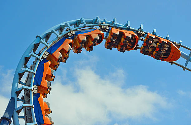 montanha-russa looping de cabeça para baixo - rollercoaster carnival amusement park ride screaming - fotografias e filmes do acervo