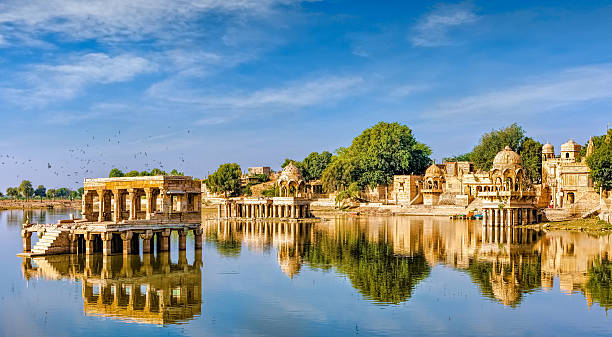 reservatório gadi sagar (gadisar), jaisalmer, rajasthan, india, asia - jaisalmer imagens e fotografias de stock