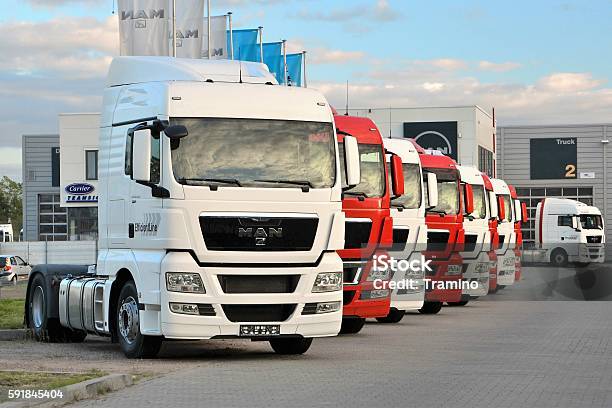 Camion Man Sul Parcheggio - Fotografie stock e altre immagini di TIR - TIR, Venditore di automobili, Parco veicoli