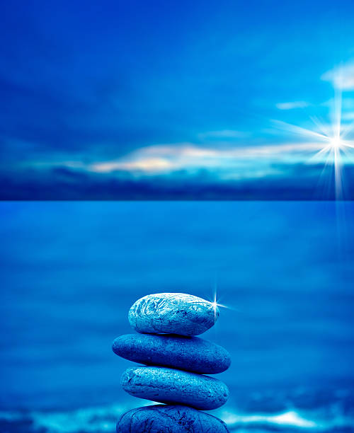 pilha de pedra na praia - stone wellbeing zen like blue - fotografias e filmes do acervo
