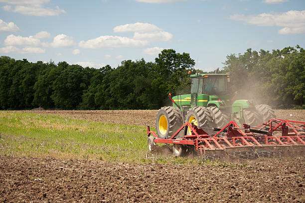 john deere pflanzpflanzen - green crop tractor planting stock-fotos und bilder