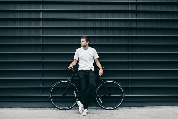 man with bike in city - cycling bicycle hipster urban scene imagens e fotografias de stock