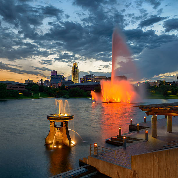 heartland of america park in omaha, nordosten - omaha nebraska nebraska night downtown district stock-fotos und bilder