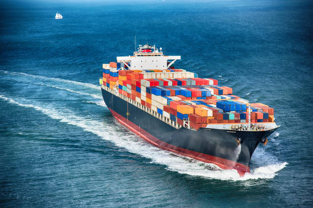 generic cargo container ship at sea - navio cargueiro imagens e fotografias de stock