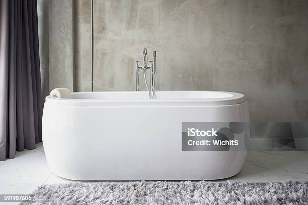 Große Weiße Badewanne Stockfoto und mehr Bilder von Badewanne - Badewanne, Groß, Modern