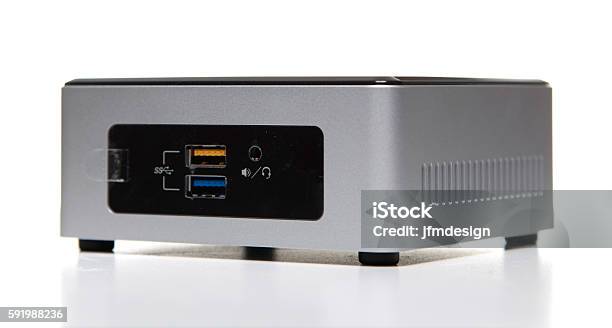 disco mantener Innecesario Parte Frontal Del Mini Pc Intel Nuc Foto de stock y más banco de imágenes  de Intel - Intel, Cable USB, Editorial - iStock