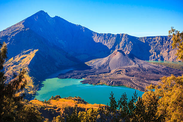widok panoramiczny na górę rinjani indonezji - ściana-kurtynowa-obrazy zdjęcia i obrazy z banku zdjęć
