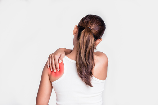 Mujer asiática con dolor de hombro photo