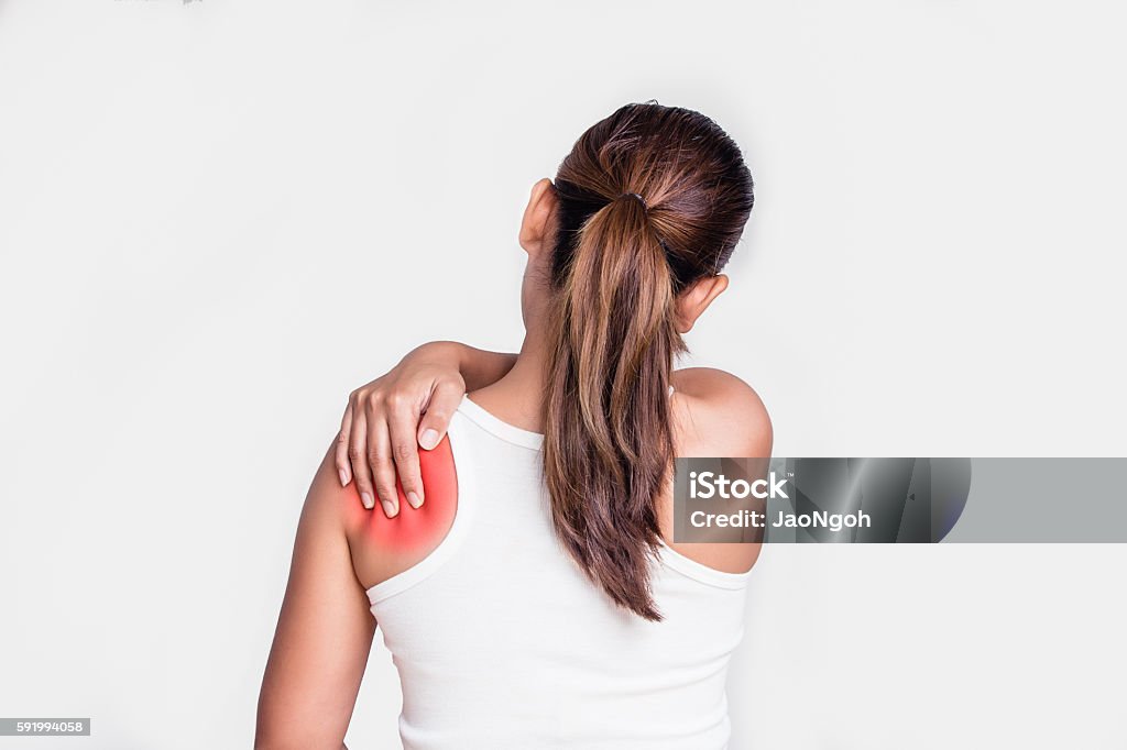Donna asiatica con dolore alla spalla - Foto stock royalty-free di Spalla - Giuntura